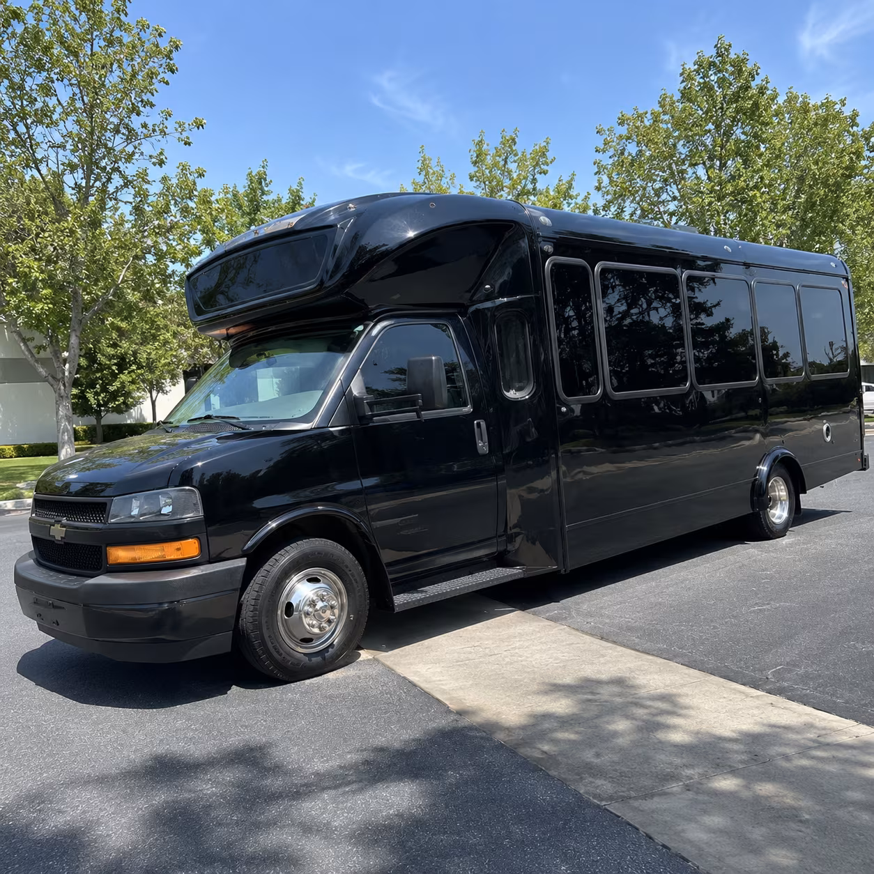 lafayette 15 passenger party bus