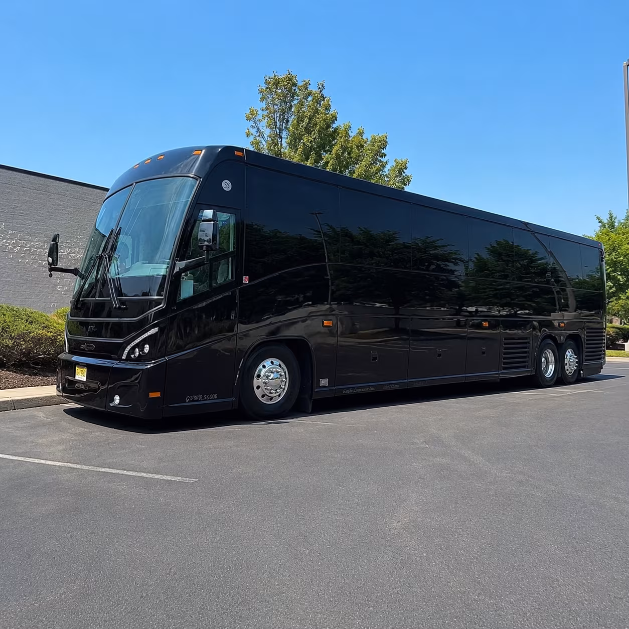 shuttle buses between lafayette and louis armstrong new orleans international airport